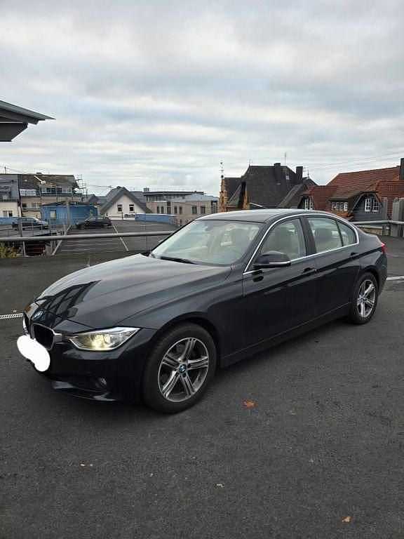 Schwarz Gebraucht 2015 BMW 320 Limousine | 16.400 € (Superpreis) - Bild 1/4