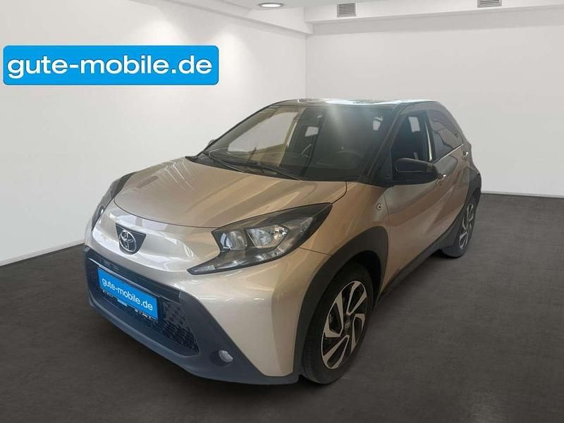 Ginger beige / night sky black Gebraucht 2023 Toyota Aygo Pulse Kleinwagen | 15.490 € (Fairer Preis) - Bild 1/4