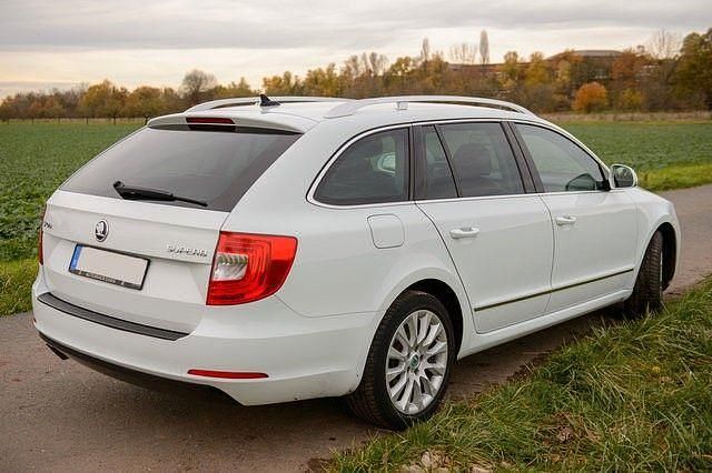 Weiß Gebraucht 2015 Skoda Superb Best of Kombi | 8.800 € (Guter Preis) - Bild 1/4