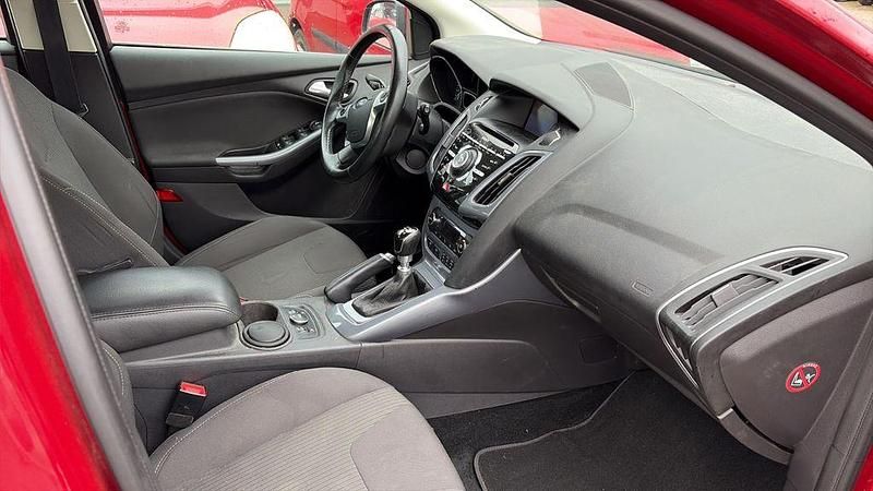 Gebraucht Ford Focus Titanium 125 PS (91 kW) 2014 Rot Limousine
