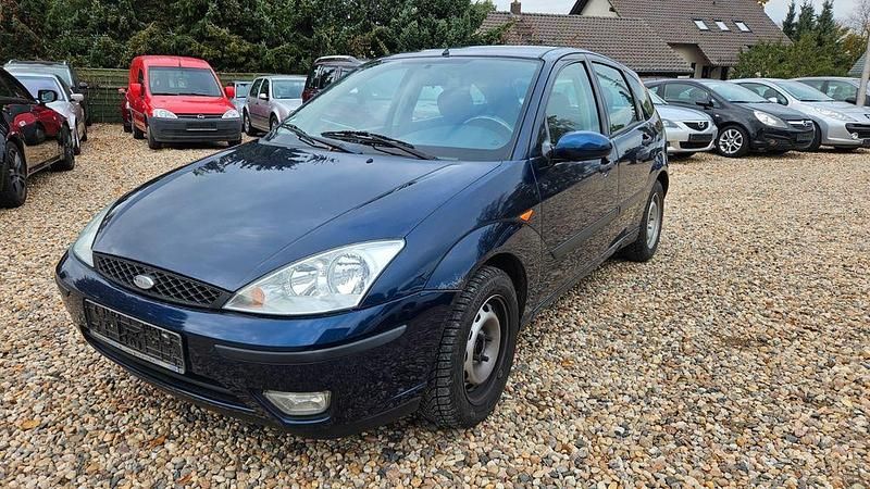 Blau Gebraucht 2003 Ford Focus Trend Limousine | 590 € (Guter Preis) - Bild 1/4