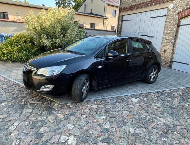 Schwarz Gebraucht 2011 Opel Astra Limousine | 3.900 € (Superpreis) - Bild 1/4