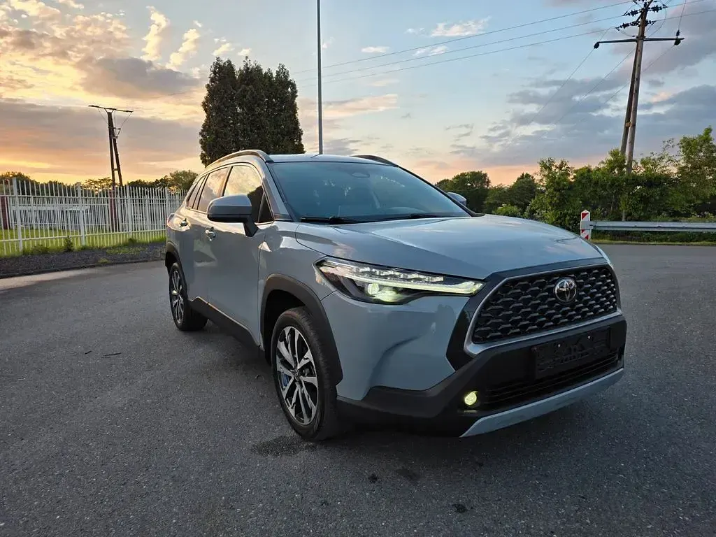 Gebraucht Toyota Corolla Cross 140 PS (102 kW) 2024 Cement grey SUV