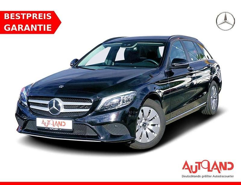Obsidianschwarz Gebraucht 2020 Mercedes C160 Avantgarde Coupé | 24.950 € - Bild 1/4
