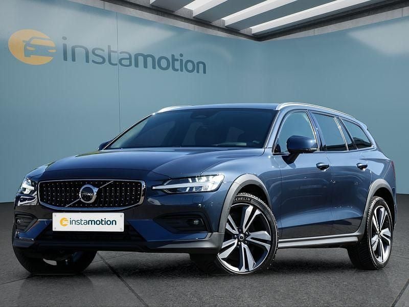 Blau Gebraucht 2024 Volvo V60 CC Kombi | 44.349 € (Fairer Preis) - Bild 1/4