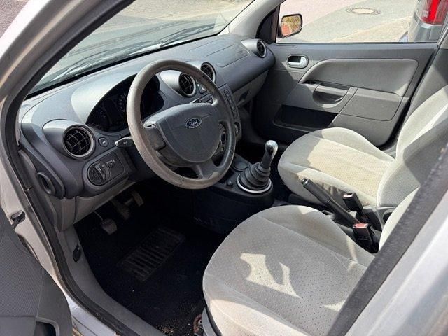 Usata Ford Fiesta Ghia 80 CV (58 kW) 2002 Grigio Utilitaria