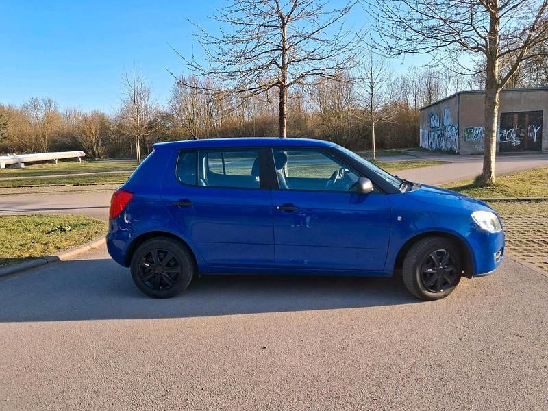 Gebraucht Skoda Fabia 60 PS (44 kW) 2010 Blau Kleinwagen