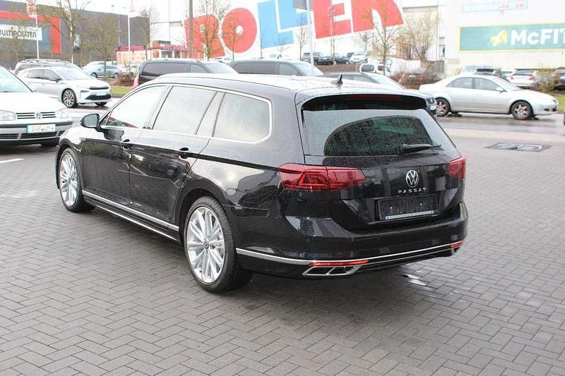 Gebraucht VW Passat R-line 200 PS (147 kW) 2022 Deep black perleff. (metallic) Kombi