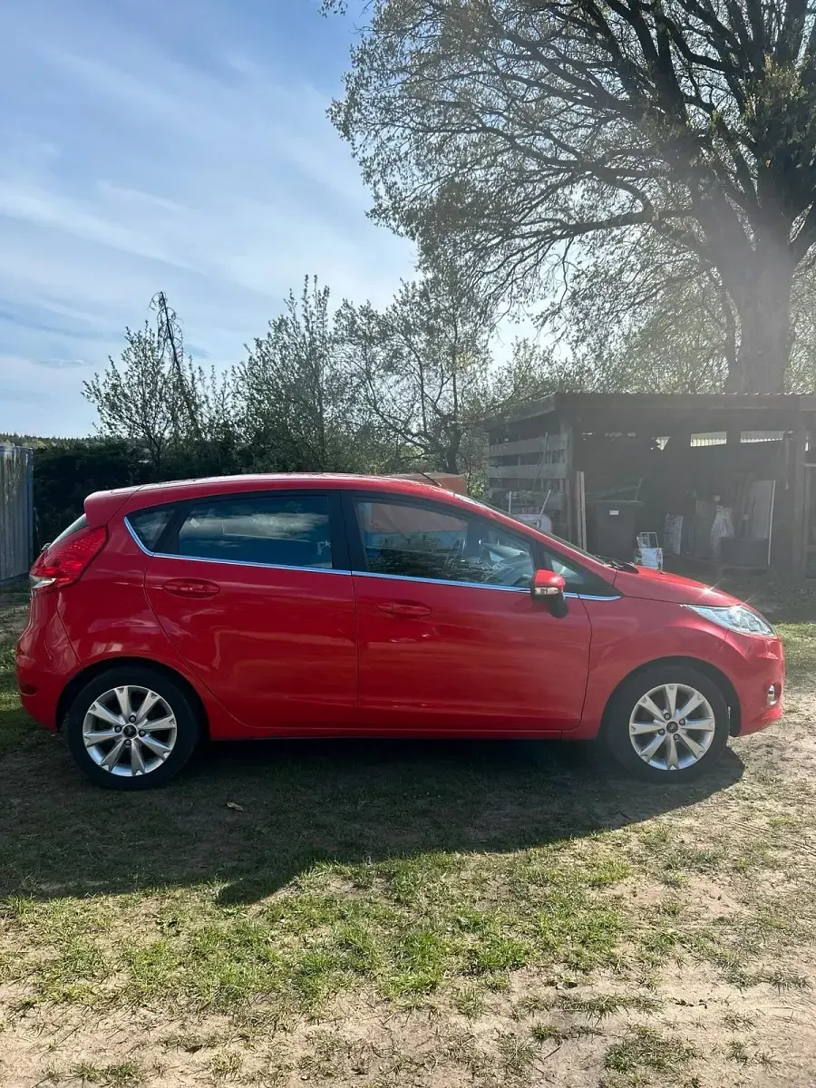 Gebraucht Ford Fiesta 82 PS (60 kW) 2011 Rot Kleinwagen