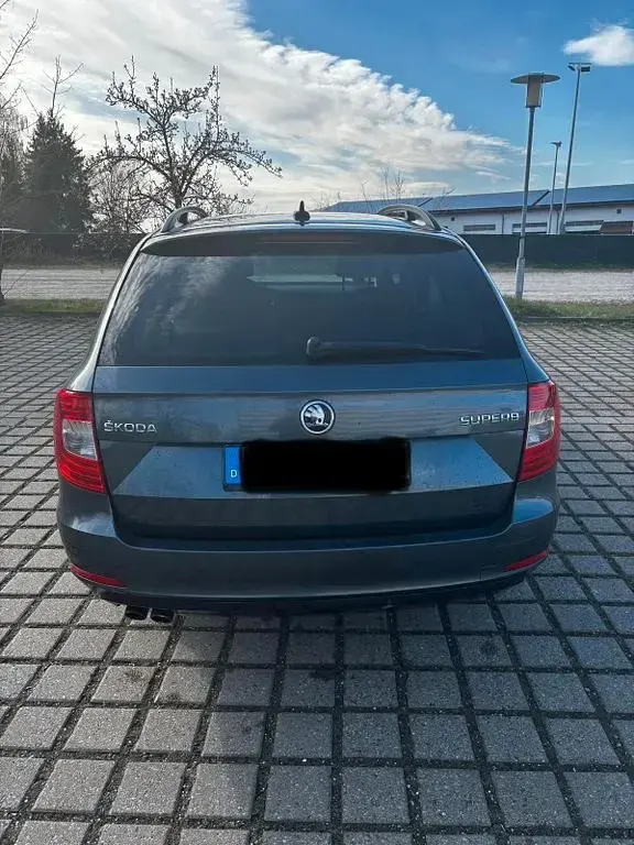 Gebraucht Skoda Superb Exclusive 140 PS (102 kW) 2015 Grau Kombi