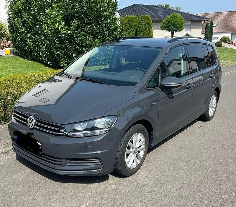 Grau Gebraucht 2017 VW Touran Comfortline Van / Kleinbus | 16.950 € (Guter Preis) - Bild 1/4
