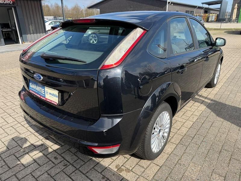 Gebraucht Ford Focus Titanium 101 PS (74 kW) 2010 Rot Limousine