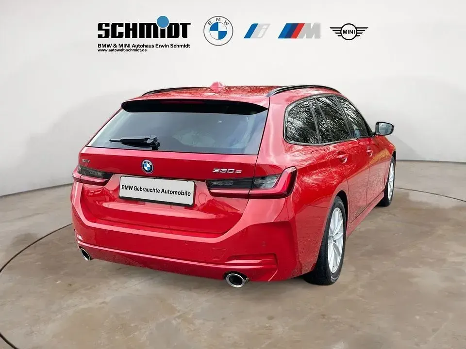 Gebraucht BMW 330e Sport Line 292 PS (214 kW) 2024 Rot Kombi