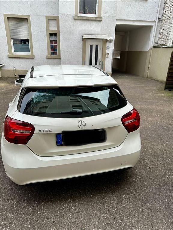 Gebraucht Mercedes A180 Style 122 PS (89 kW) 2015 Weiß Limousine