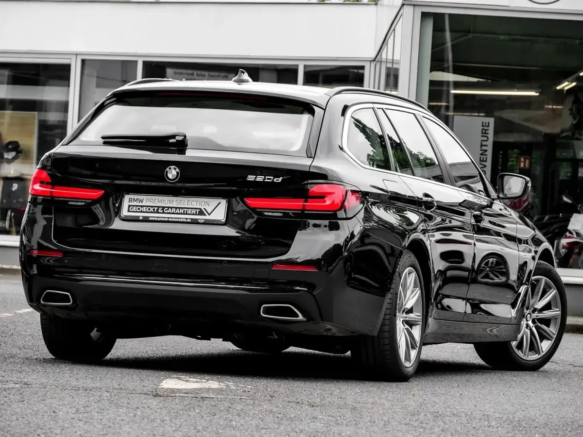 Gebraucht BMW 520 Sport Line 197 PS (144 kW) 2024 Schwarz Kombi