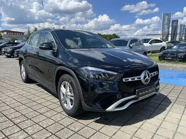 Gebraucht Mercedes GLA200 163 PS (119 kW) 2024 Schwarz SUV