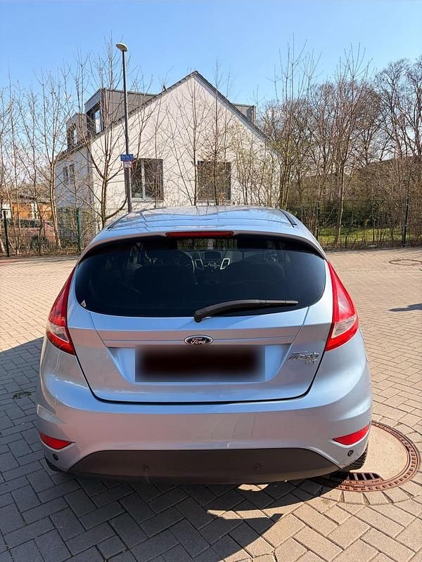 Gebraucht Ford Fiesta Titanium 95 PS (69 kW) 2012 Blau Kleinwagen