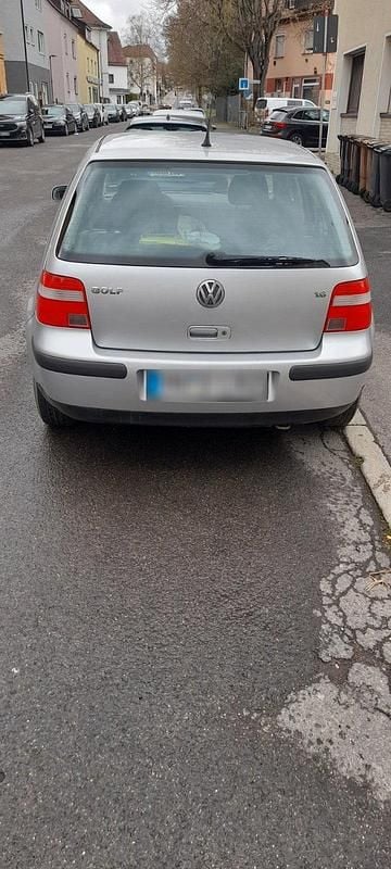 Second-hand VW Golf IV 102 CP (75 kW) 2002 Argintiu Berlinǎ