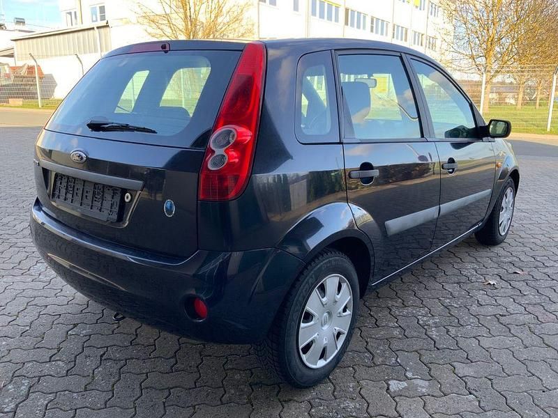 Gebraucht Ford Fiesta Ambiente 69 PS (50 kW) 2007 Blau Kleinwagen
