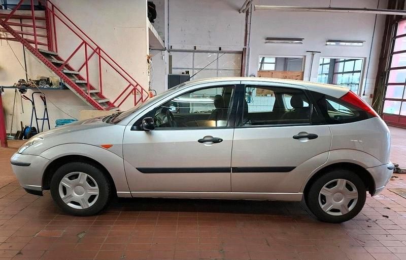 Gebraucht Ford Focus 100 PS (73 kW) 2003 Silber Kleinwagen