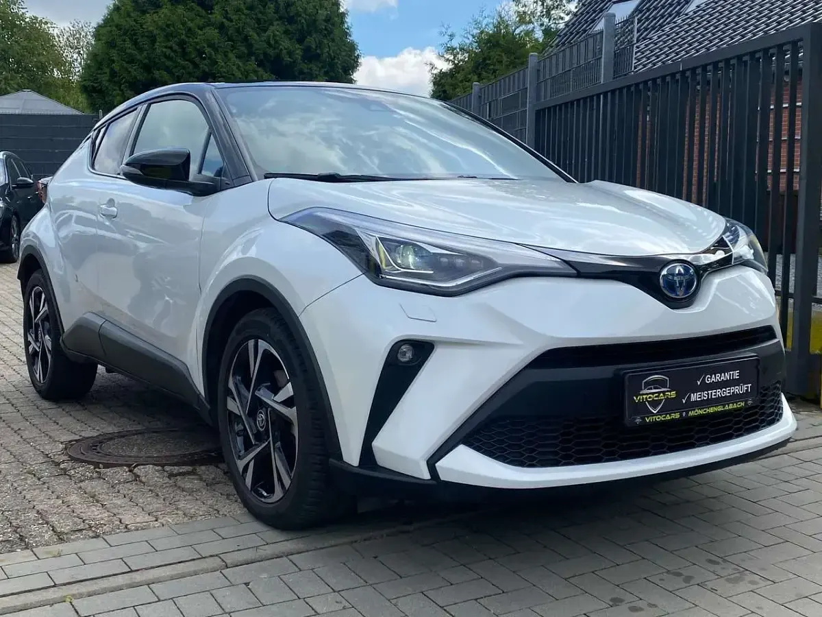 Gebraucht Toyota C-HR Lounge 152 PS (111 kW) 2023 Platinum white pearl mc SUV