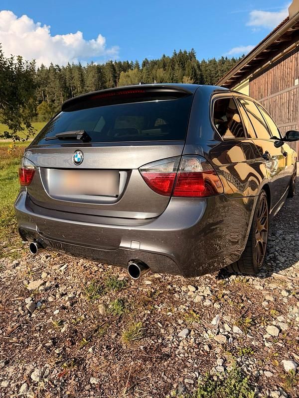 Grau Gebraucht 2005 BMW 330 Performance Kombi | 10.500 € (Teuer) - Bild 1/4