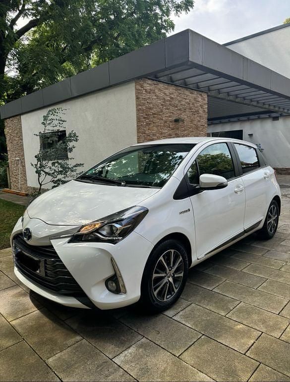 Weiß Gebraucht 2020 Toyota Yaris Club Limousine | 14.400 € (Superpreis) - Bild 1/4
