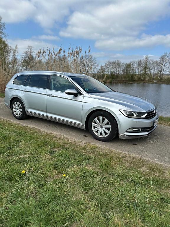 Silber Gebraucht 2017 VW Passat Highline Kombi | 10.999 € (Fairer Preis) - Bild 1/4