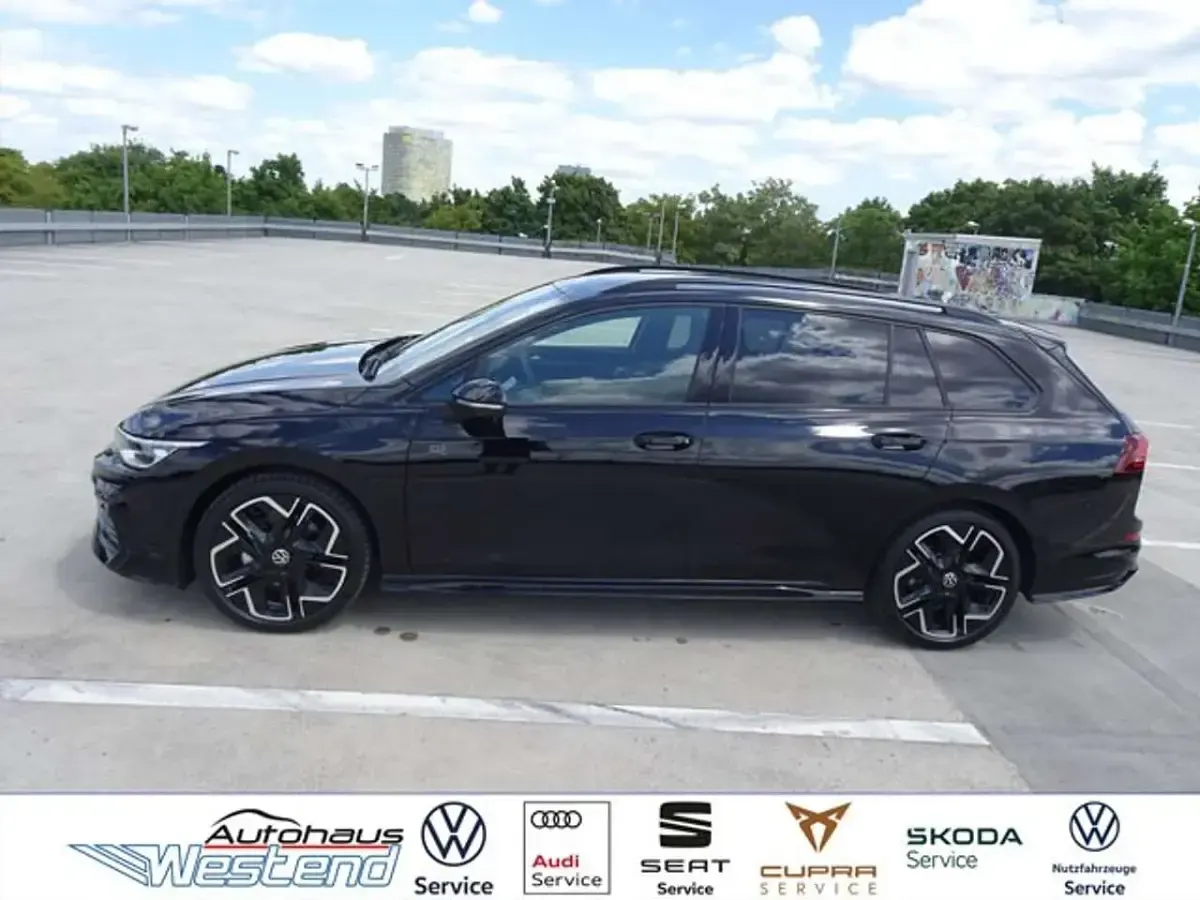 Gebraucht VW Golf VIII R-line 150 PS (110 kW) 2025 Grenadillschwarz Kombi