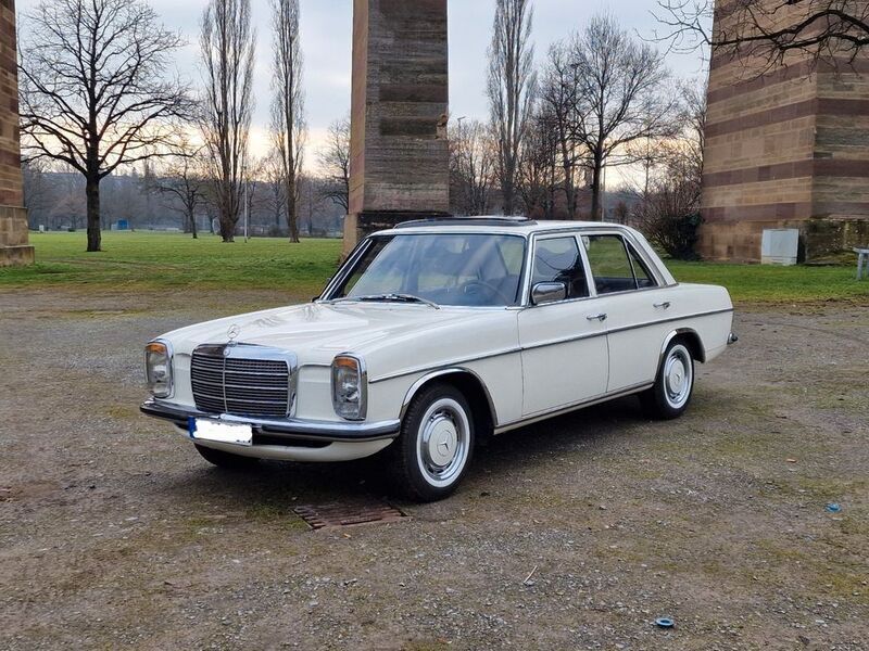 Weiß Gebraucht 1975 Mercedes W114 Limousine | 21.990 € - Bild 1/4