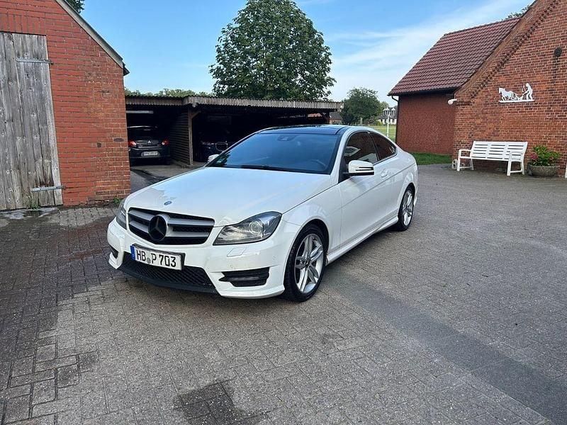 Weiß Gebraucht 2013 Mercedes C180 AMG Coupé | 10.600 € (Fairer Preis) - Bild 1/4