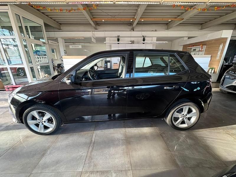 Blackmagic perleffekt Gebraucht 2021 Skoda Fabia Limousine | 12.290 € (Guter Preis) - Bild 1/4