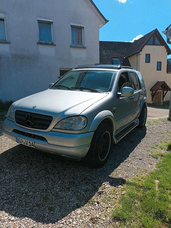 Silber Gebraucht 2003 Mercedes ML55 AMG AMG SUV | 7.999 € - Bild 1/4