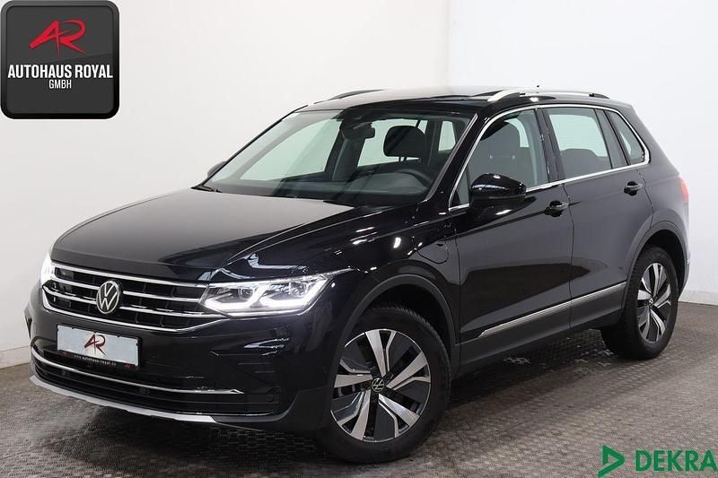 Deep black (metallic) Gebraucht 2022 VW Tiguan Elegance SUV | 30.880 € (Superpreis) - Bild 1/4