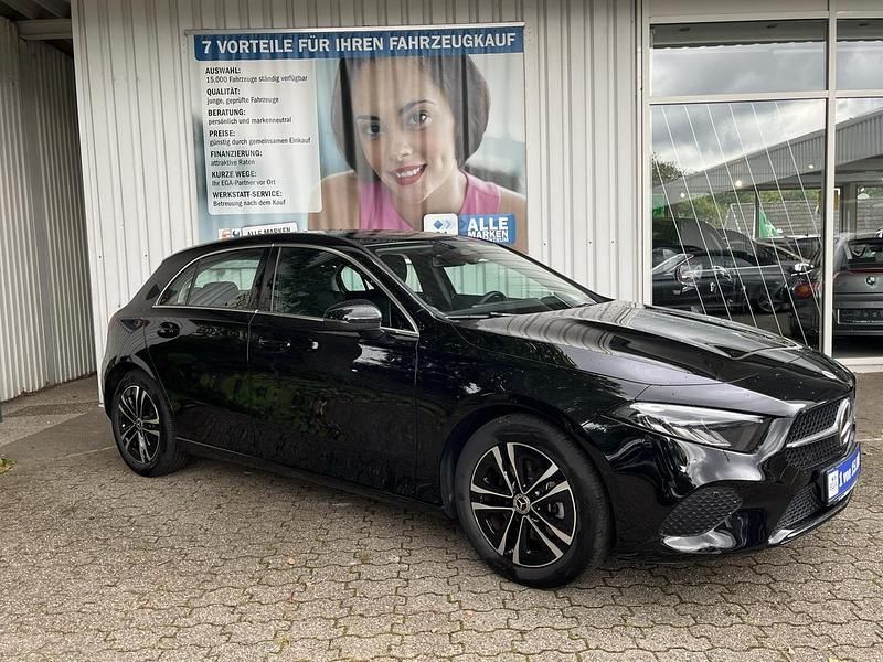 Schwarz metallic Gebraucht 2024 Mercedes A180 Advanced | 29.900 € (Fairer Preis) - Bild 1/4