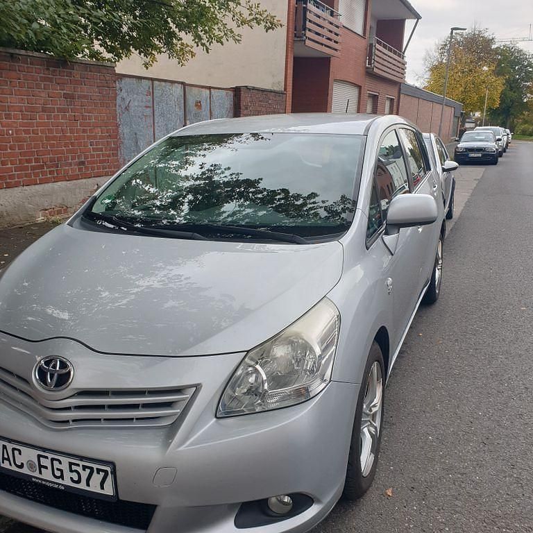 Grau Gebraucht 2010 Toyota Verso Life Van / Kleinbus | 5.500 € (Fairer Preis) - Bild 1/4