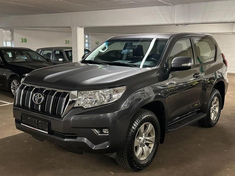 Grey metallic Gebraucht 2022 Toyota Land Cruiser Comfort SUV | 41.700 € - Bild 1/4