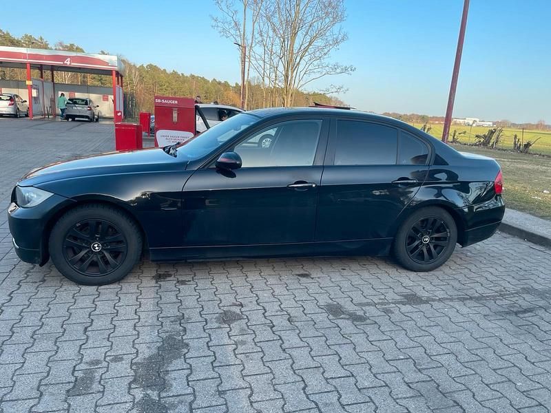 Gebraucht BMW 318 143 PS (105 kW) 2008 Schwarz Limousine