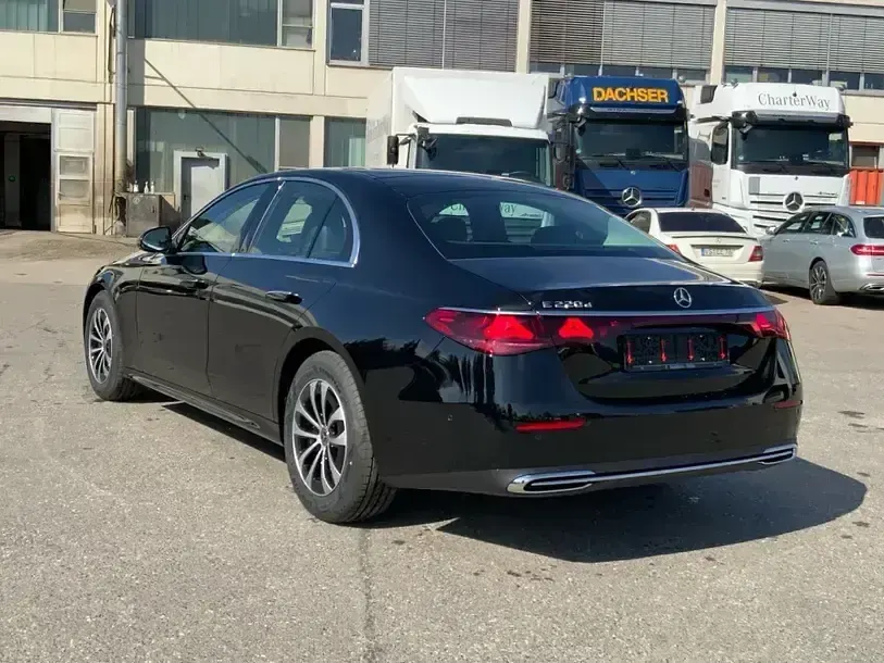 Gebraucht Mercedes E220 Avantgarde 197 PS (144 kW) 2026 Schwarz Limousine