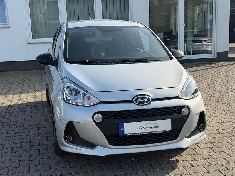 Gebraucht Hyundai i10 GO! 67 PS (49 kW) 2018 Silber Kleinwagen