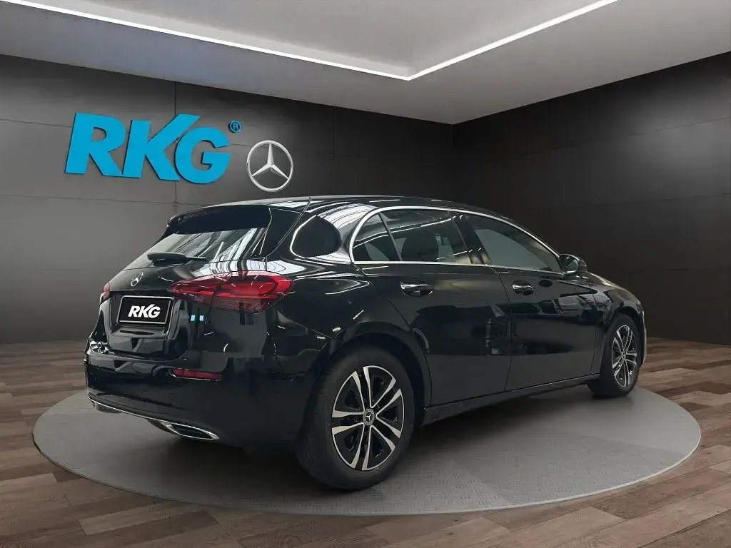 Gebraucht Mercedes A200 Progressive 163 PS (119 kW) 2025 Schwarz Limousine