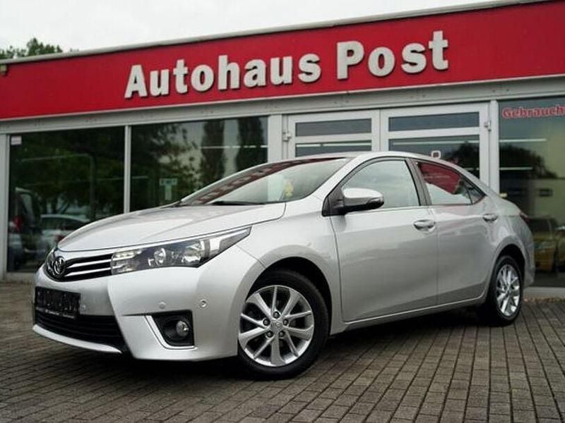 Silber Gebraucht 2015 Toyota Corolla Life+ Limousine | 13.999 € (Fairer Preis) - Bild 1/4