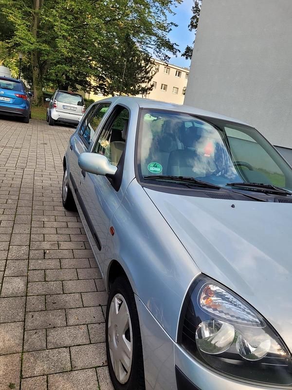 Silber Gebraucht 2002 Renault Clio II Kleinwagen | 1.650 € - Bild 1/4