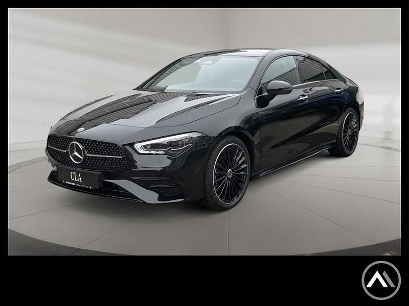 Schwarz metalliclack kosmossc Gebraucht 2025 Mercedes CLA200 AMG Coupé | 42.489 € (Teuer) - Bild 1/4