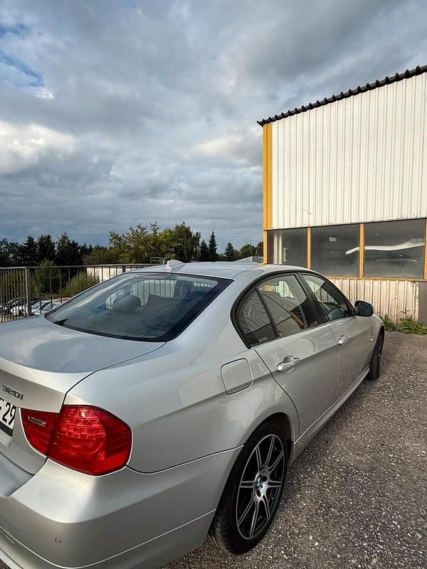Gebraucht BMW 320 170 PS (125 kW) 2009 Silber Limousine