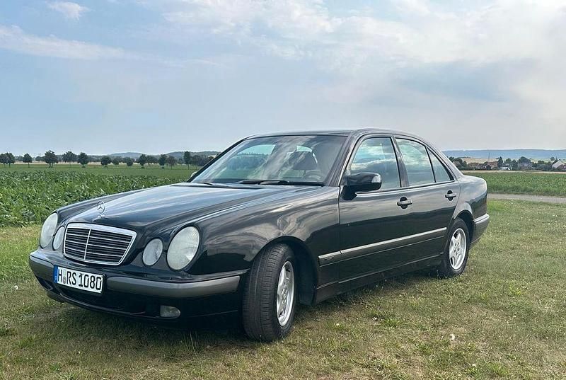 Schwarz Gebraucht 2001 Mercedes E200 Classic Limousine | 7.850 € - Bild 1/4