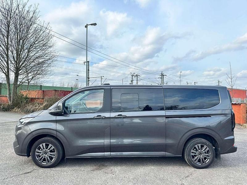 Gebraucht Ford Tourneo Titanium 136 PS (100 kW) 2025 Magneticgrau Van / Kleinbus