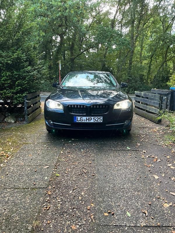 Gebraucht BMW 525 Basis 258 PS (189 kW) 2011 Blau Kombi
