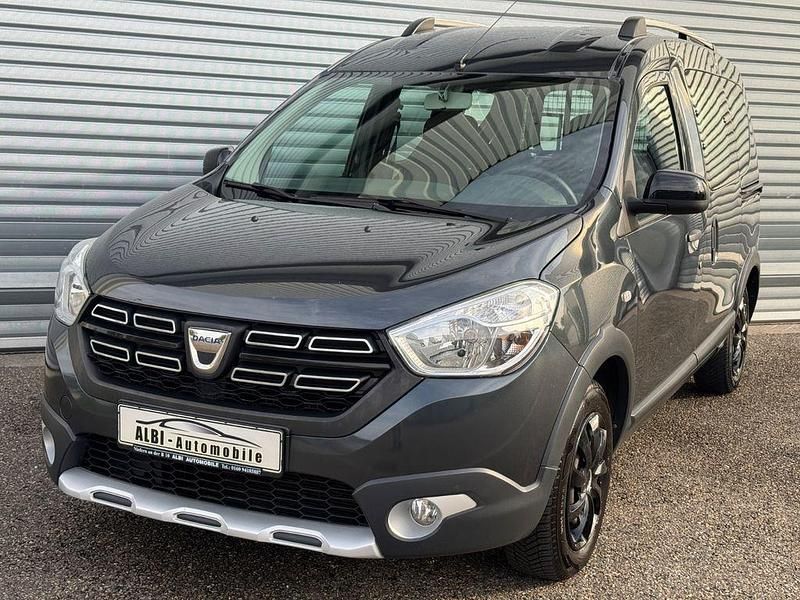 Grau Gebraucht 2018 Dacia Dokker Celebration Van | 7.390 € (Superpreis) - Bild 1/4