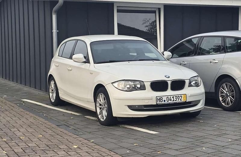 Weiß Gebraucht 2011 BMW 116 Kleinwagen | 3.750 € (Fairer Preis) - Bild 1/4